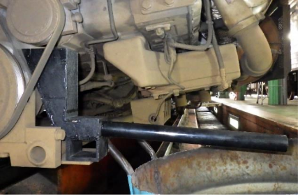 エンジン冷却水抜き治具使用時の状態