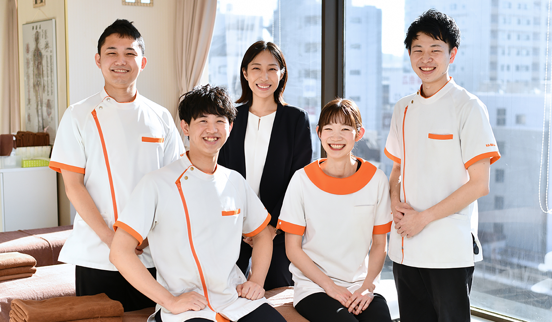 カラダファクトリーのスタッフ集合写真
