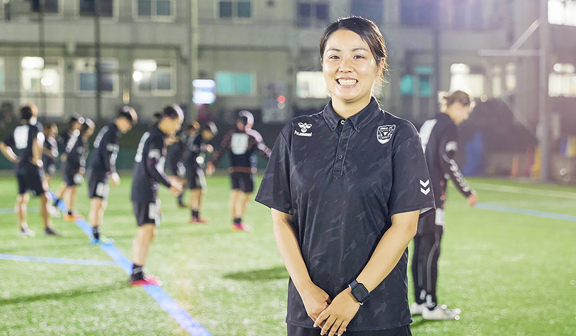 サッカー練習現場でのスポーツトレーナー
