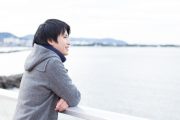 選考がうまくいかずに悩んでいる学生のイメージ