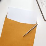 茶封筒に入った書類