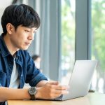 パソコンに向かう学生