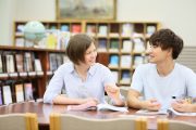 外国人留学生と会話する学生