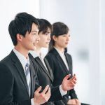 グループ面接を受けている学生