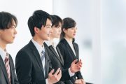 グループ面接を受けている学生