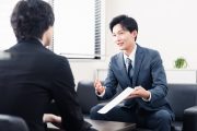内定書類について説明する人事担当者