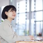 パソコンで作業する学生