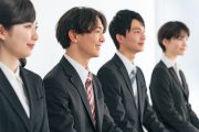 集団面接を受ける学生のイメージ