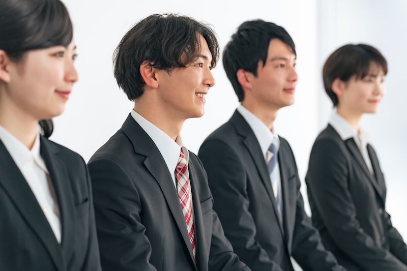 集団面接を受ける学生のイメージ