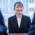 笑顔で面接を受ける学生