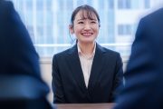 面接を受ける学生