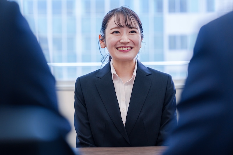面接を受ける学生