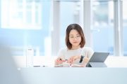 テキストを開いて勉強する女性
