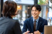 面接での学生と人事担当者