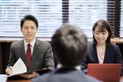 役員面接に臨む学生と面接担当者