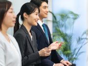 内定式で自己紹介をする学生
