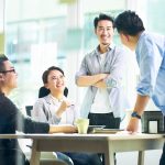 内定者懇親会で談笑する人たち
