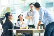 内定者懇親会で談笑する人たち