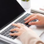 ノートパソコンでメールを送る学生の手元のイメージ