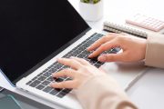 ノートパソコンでメールを送る学生の手元のイメージ