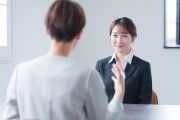 面接中の学生と人事担当者