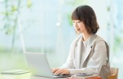 パソコンに向かってメールを作成する女性