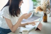 内定者懇親会の出欠メールを打つ学生
