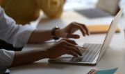 内定承諾のメールを作成する学生の手元のイメージ