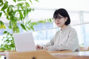 エントリシートをメール添付で送ろうとする学生