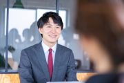 面接担当者と受け答えをする学生