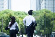 会社説明会に遅刻して急いで向かう学生のイメージ