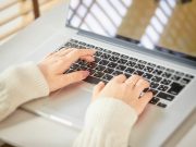 説明会の無断欠席についてメールで連絡をしているイメージ