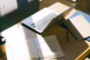 エントリーシートや履歴書を準備している机の上のイメージ