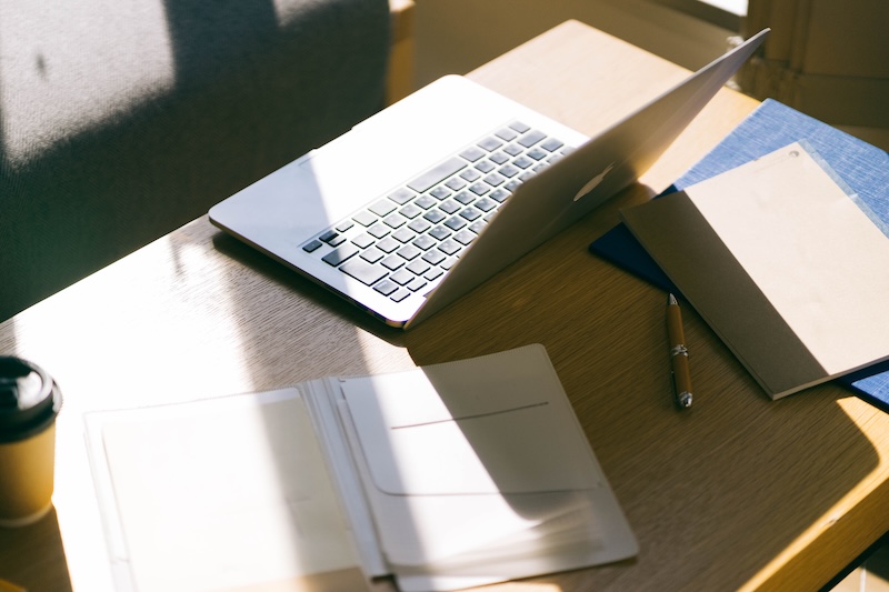 エントリーシートや履歴書を準備している机の上のイメージ