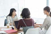 自己分析について話している学生たち