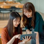 時事問題について調べている学生たち