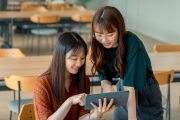 時事問題について調べている学生たち