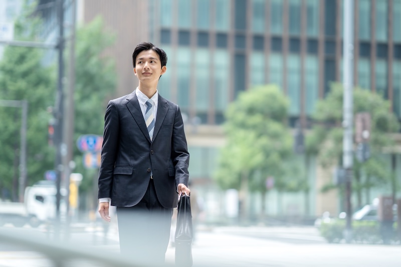 インターンシップに参加するために会社に向かっている学生のイメージ