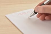 インターンのお礼状送付ように封筒の宛先を書いている手元
