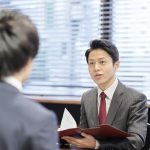 面接担当者と話す学生