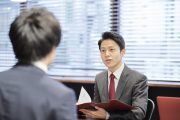 面接担当者と話す学生