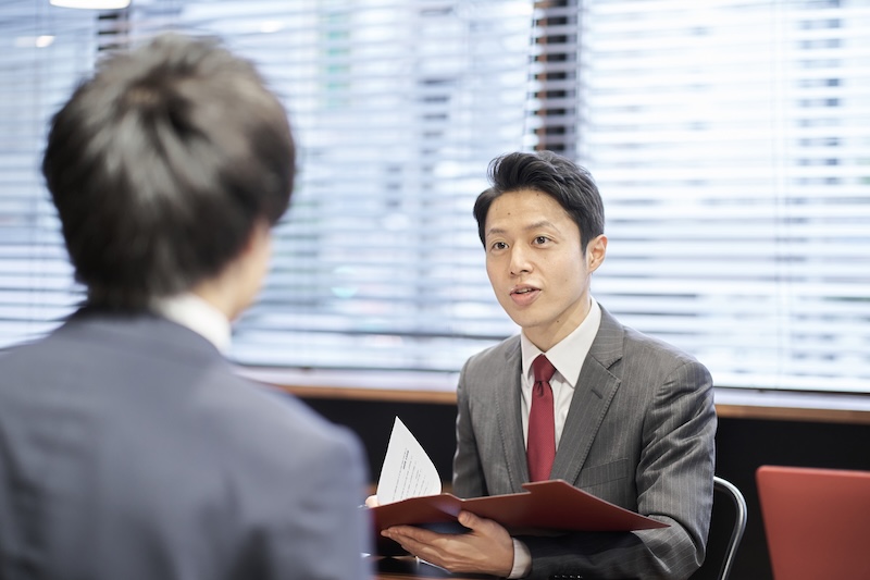 面接担当者と話す学生