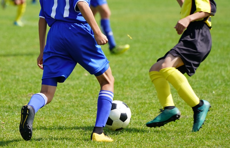 サッカーの試合をしている様子