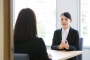 採用面接を受けている女性