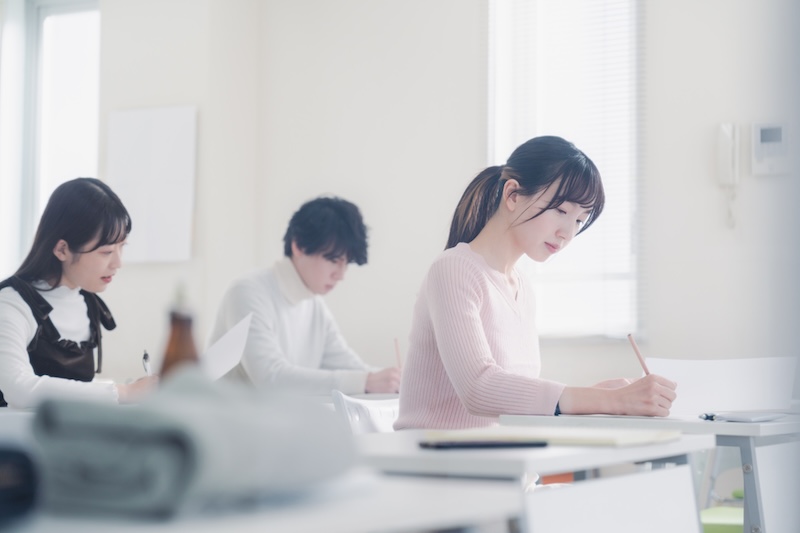授業を受ける学生のイメージ