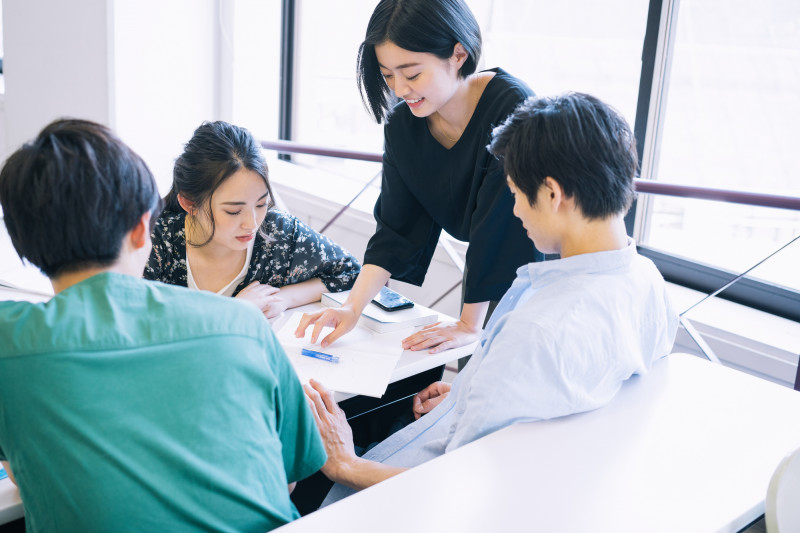 学生同士で話し合いをしている様子のイメージ