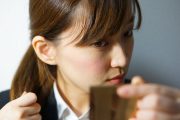 鏡を見て髪色をチェックする様子