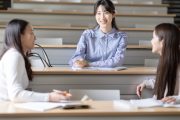 教室で会話をする学生たち