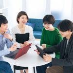 テーブルで会話をする学生たち