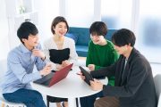 テーブルで会話をする学生たち